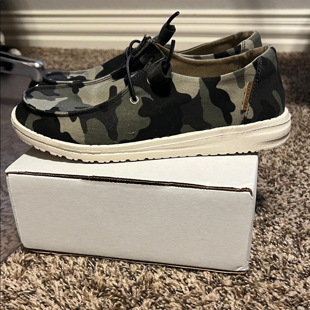 Hey Dude Camouflage Shoes - Picture 2 of 4
